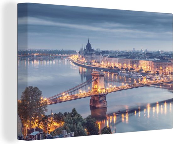 Zijaanzicht van een canvas met de verlichte Kettingbrug in Boedapest bij schemering.