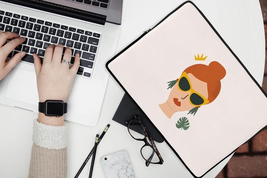Laptophoes 13 inch - Vrouw - Monstera - Kroon - Portret - Laptop sleeve - Binnenmaat 32x22,5 cm - Zwarte achterkant