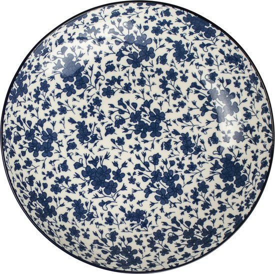 Wit bord met blauwe bloemenprint en blauwe rand.