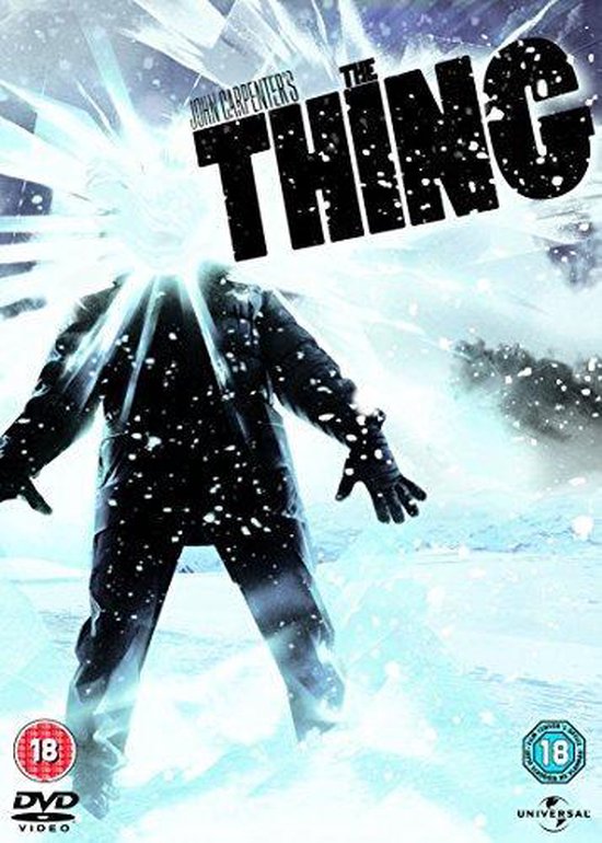 DVD hoes van 'The Thing' met een figuur in een donkere jas, onder een lichtgevende sneeuwstorm. Gezicht is niet zichtbaar.