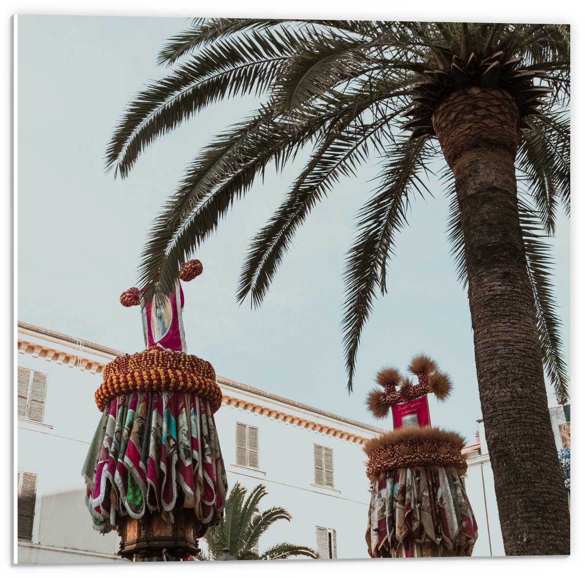 Forex - Palmboom met Versierde Palen - 50x50cm Foto op Forex