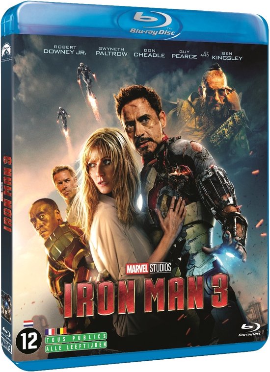 De Blu-ray hoes van Iron Man 3 toont Tony Stark in zijn Iron Man pak, geflankeerd door Pepper Potts en andere personages. Op de achtergrond vliegen Iron Men en de Mandarin.