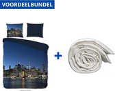 Luxe Dekbedovertrek Eenpersoons - 140x200/220cm - Inclusief 1 Kussensloop - 100% Zacht Polyester - New York Blauw + Wasbaar Microfiber Dekbed - 140x220cm - Wit