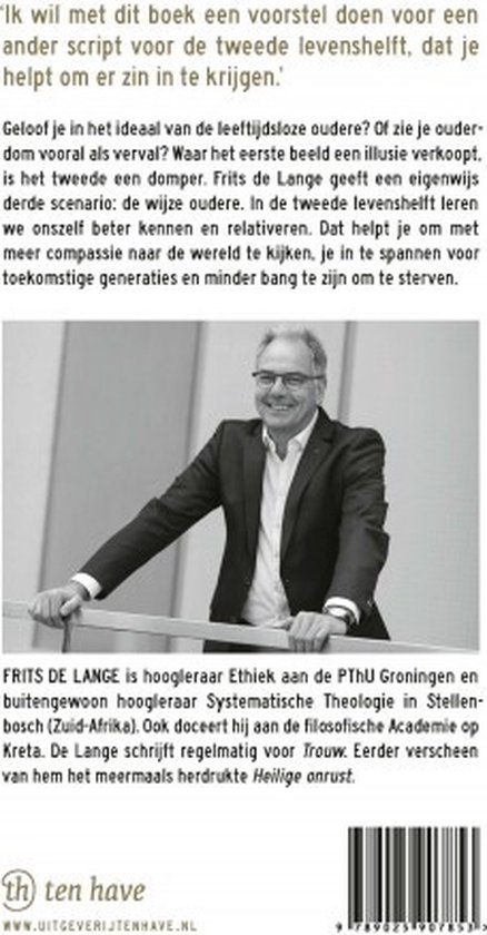 Man met bril, grijze trui en zwart colbert, lachend. Tekst over Frits de Lange.