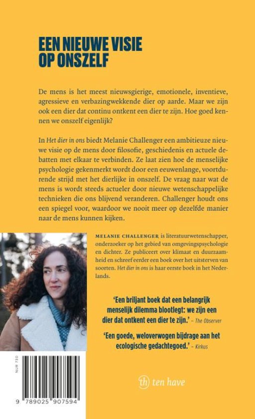Vrouw met krullend bruin haar kijkt naar de camera, gekleed in een bruine jas, met een bos in de achtergrond. Titel: EEN NIEUWE VISIE OP ONSZELF.