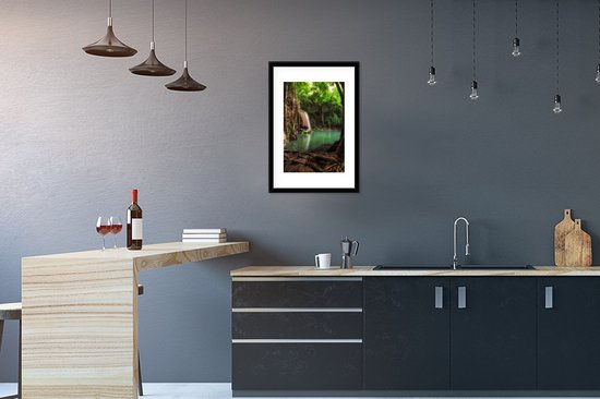 Fotolijst incl. Poster - Donkere kleuren rond de waterval in Thaise nationaal park Erawan - 40x60 cm - Posterlijst