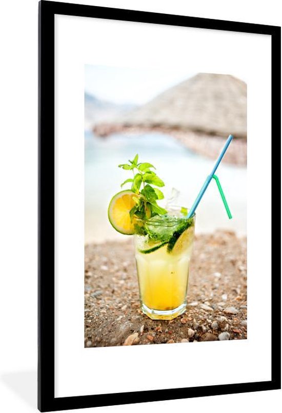Fotolijst incl. Poster - Gele mojito cocktail op het strand - 80x120 cm - Posterlijst