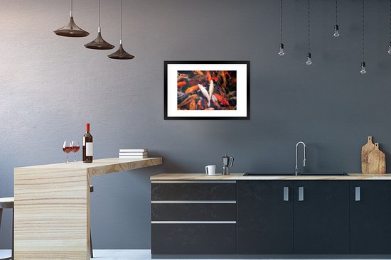 Photo dans le cadre - Un étang avec des carpes koi d'en haut Cadre photo noir avec passe-partout blanc 60x40 cm - Affiche sous cadre (Décoration murale salon / chambre)