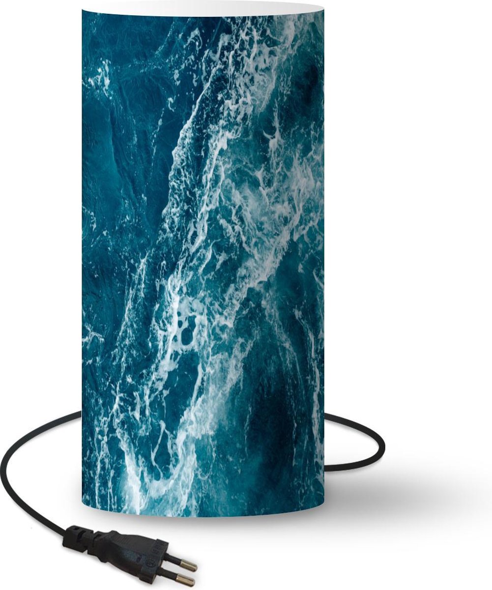 Lamp - Nachtlampje - Tafellamp slaapkamer - Zee - Water - Golf - 54 cm hoog - Ø24.8 cm - Inclusief LED lamp