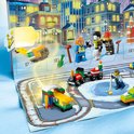 Open LEGO Adventskalender met deurtjes, genummerde dagen, en LEGO-figuren die een trein besturen.
