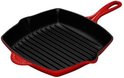 Kersenrode vierkante grillpan met zwarte geribbelde binnenzijde en een handvat.