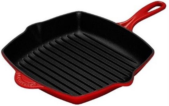 Kersenrode vierkante grillpan met zwarte geribbelde binnenzijde en een handvat.