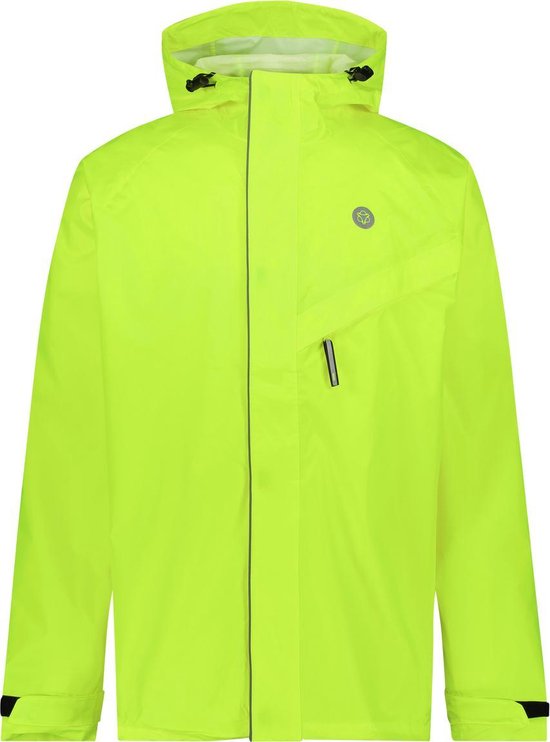 Neongroene regenjas met capuchon, ritssluiting, reflecterende biezen en een logo op de borst.