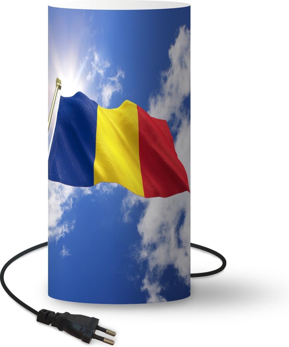 Lamp - Nachtlampje - Tafellamp slaapkamer - De vlag van Roemenië wappert in de lucht - 33 cm hoog - Ø15.9 cm - Inclusief LED lamp