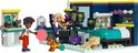 Een LEGO Friends speelset met twee minipoppetjes, een hondje, een bed, computer en gamestoel.