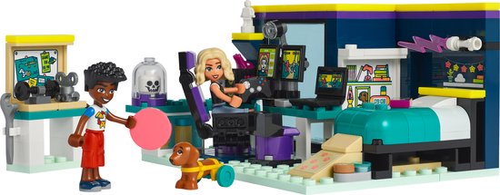 Een LEGO Friends speelset met twee minipoppetjes, een hondje, een bed, computer en gamestoel.