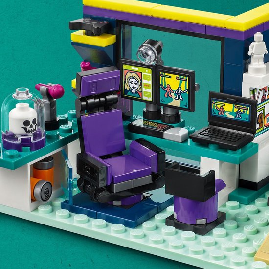 Gedetailleerd beeld van Nova's kamer met bureaustoel, computerschermen, laptop en bed.
