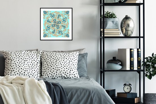 Motif carré sur fond bleu clair avec une fleur bleue et des feuilles orange 40x40 cm