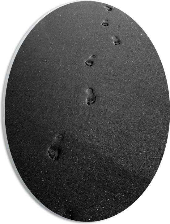 PVC Schuimplaat Ovaal - Voetstappen op het Strand (Zwart- wit) - 21x28 cm Foto op Ovaal (Met Ophangsysteem)