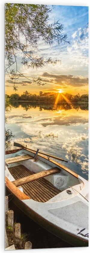 Acrylglas - Houten Vissersboot op het Water tijdens Zonsondergang - 40x120 cm Foto op Acrylglas (Met Ophangsysteem)