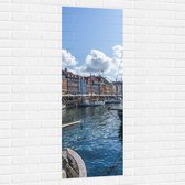 WallClassics - Muursticker - Ouderwetse Schepen in Grachten van Amsterdam - 50x150 cm Foto op Muursticker