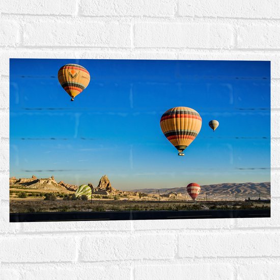 WallClassics - Muursticker - Vier Luchtballonnen in de Lucht - 60x40 cm Foto op Muursticker