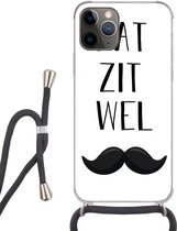 Hoesje met koord Geschikt voor iPhone 13 Pro Max - Spreuken - Dat zit wel snor - Quotes - Papa - Siliconen - Crossbody - Backcover met Koord - Telefoonhoesje met koord - Hoesje met touw