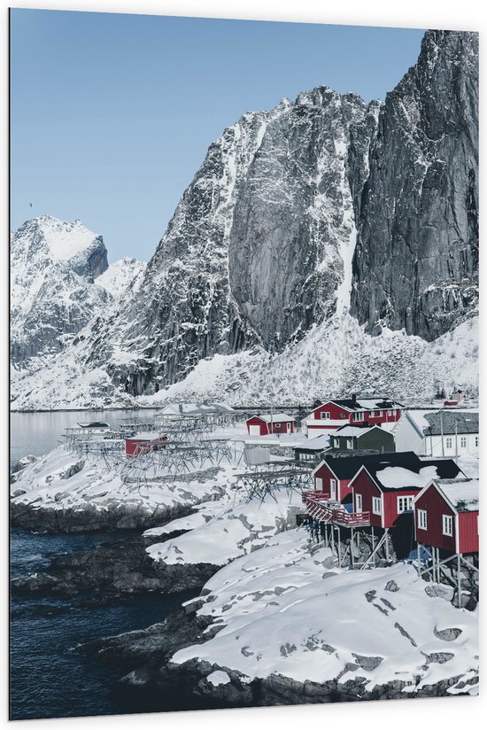 Dibond - Rode Huisjes op Besneeuwde Rotsen - 100x150 cm Foto op Aluminium (Met Ophangsysteem)