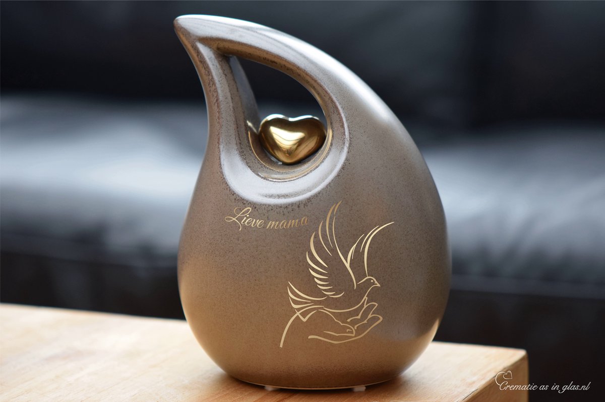 urn-keramiek-crematie-as schuine traan urn-bruin- met uw gewenste naam en afbeelding van hand met een vogel in goud metallic sign-folie-met metalen gouden metallic hartje, inhoud 3.80 liter, in meerdere maten beschikbaar