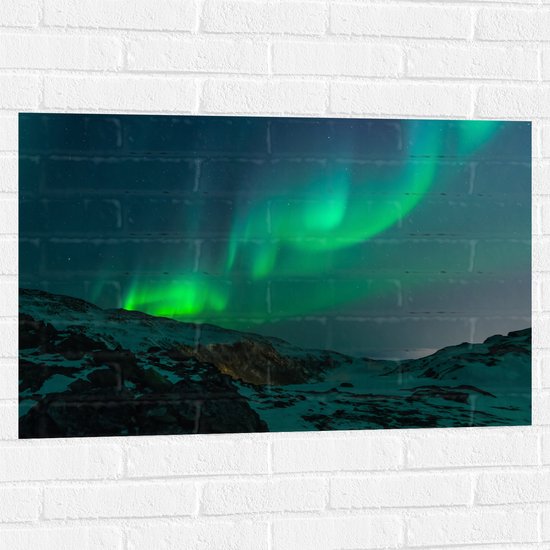 WallClassics - Muursticker - Noorderlicht boven Dun Laagje Sneeuw op Berg - 90x60 cm Foto op Muursticker