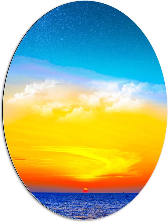 WallClassics - Dibond Ovaal - Zon verdwijnend achter de Zee met Felkleurige Lucht - 60x80 cm Foto op Ovaal (Met Ophangsysteem)