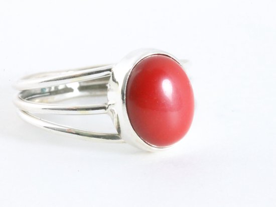 Opengewerkte zilveren ring met rode koraal steen - maat 18.5