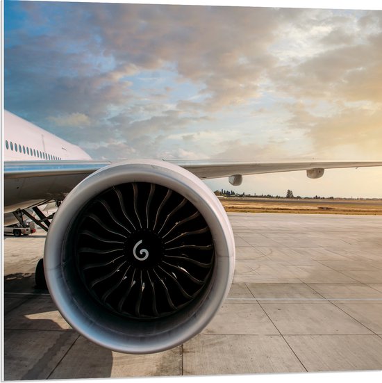 PVC Schuimplaat - Motor van Wit Vliegtuig op Vliegveld - 80x80 cm Foto op PVC Schuimplaat (Met Ophangsysteem)