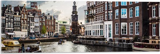 WallClassics - Acrylglas - Bootjes in de Grachten van Amsterdam - 90x30 cm Foto op Acrylglas (Met Ophangsysteem)