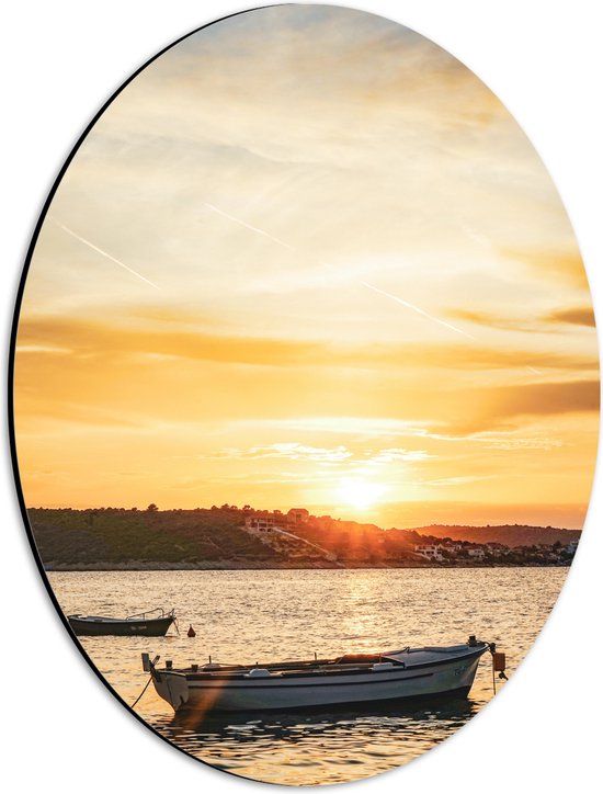 Dibond Ovaal - Bootje op Zee met ondergaande Zon - 30x40 cm Foto op Ovaal (Met Ophangsysteem)