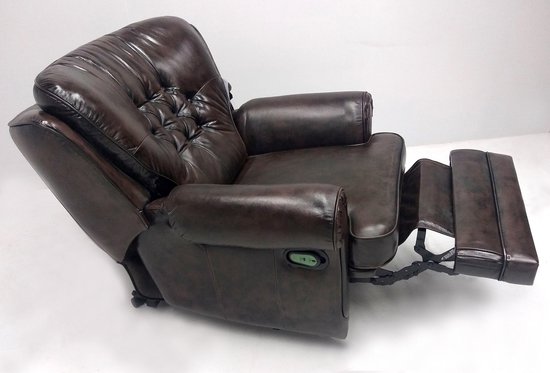 Bruine lederen relaxfauteuil met uitklapbare voetensteun en opstahulp.