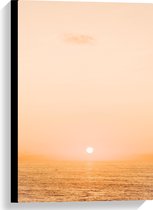 WallClassics - Canvas - Mistige Zonsondergang boven Zee - 40x60 cm Foto op Canvas Schilderij (Wanddecoratie op Canvas)