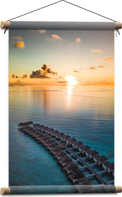 WallClassics - Textielposter - Rij Vakantiehuisjes op het Water met Ondergaande Zon - 40x60 cm Foto op Textiel