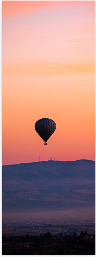 Poster Glanzend – Heteluchtballon boven Berg tijdens Zonsondergang in Turkije - 20x60 cm Foto op Posterpapier met Glanzende Afwerking