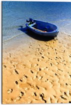 WallClassics - Dibond - Voetstappen in het Zand bij Blauwe Boot aan het Water - 50x75 cm Foto op Aluminium (Wanddecoratie van metaal)