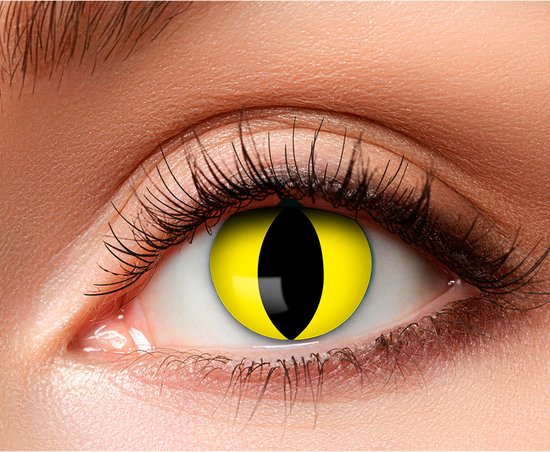 Close-up van een oog met gele contactlenzen en een zwarte, verticale pupil, lijkend op een kattenoog.