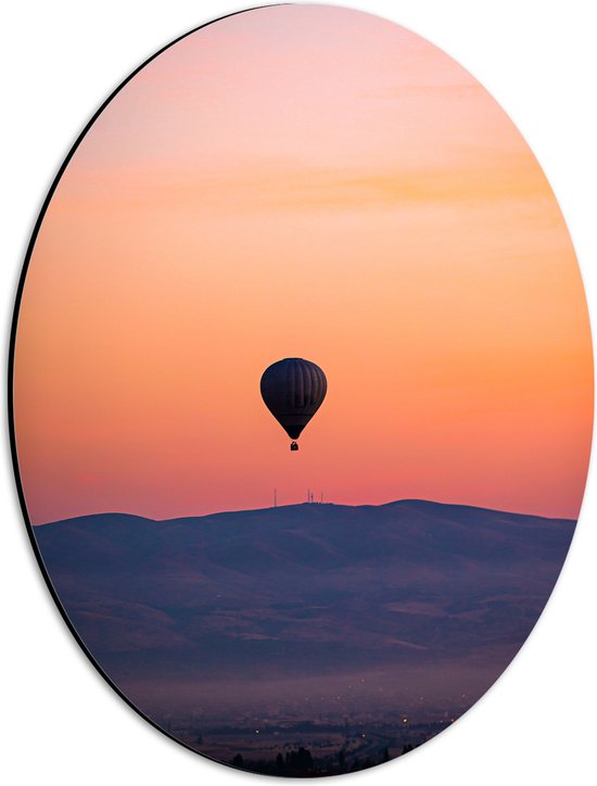 Dibond Ovaal - Heteluchtballon boven Berg tijdens Zonsondergang in Turkije - 30x40 cm Foto op Ovaal (Met Ophangsysteem)