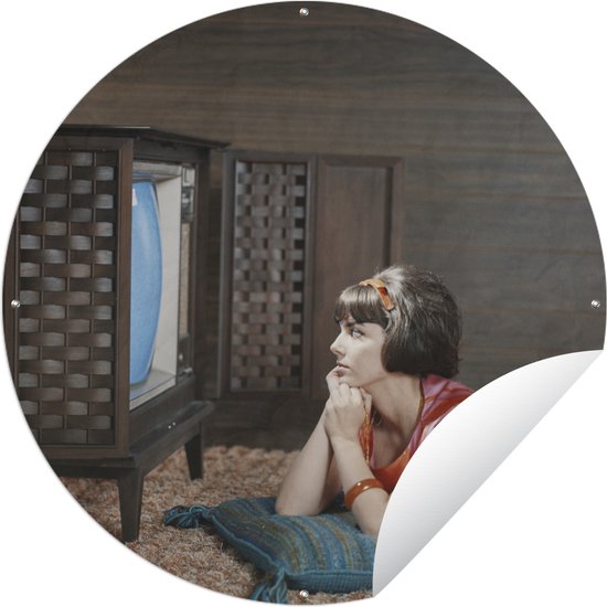 Tuincirkel Vrouw kijkt televisie in de jaren zestig - 90x90 cm - Ronde Tuinposter - Buiten