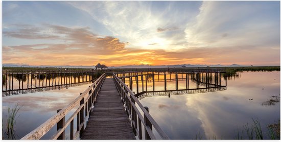 Poster (Mat) - Houten Brug over het Water bij Ondergaande Zon - 100x50 cm Foto op Posterpapier met een Matte look