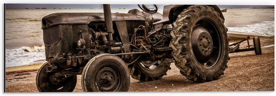 WallClassics - Dibond - Zwarte Traktor aan het Water - 60x20 cm Foto op Aluminium (Met Ophangsysteem)