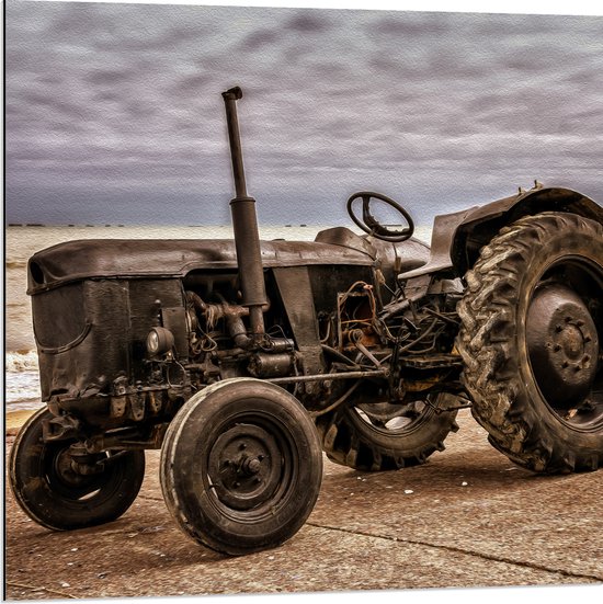 WallClassics - Dibond - Zwarte Traktor aan het Water - 80x80 cm Foto op Aluminium (Met Ophangsysteem)