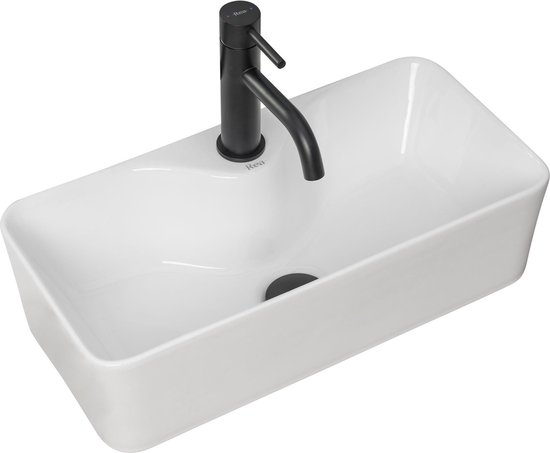Witte rechthoekige opzetwastafel met een zwarte kraan.