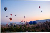 Acrylglas - Lucht Vol Hete Luchtballonnrn boven Landschap in de Avond - 60x40 cm Foto op Acrylglas (Met Ophangsysteem)