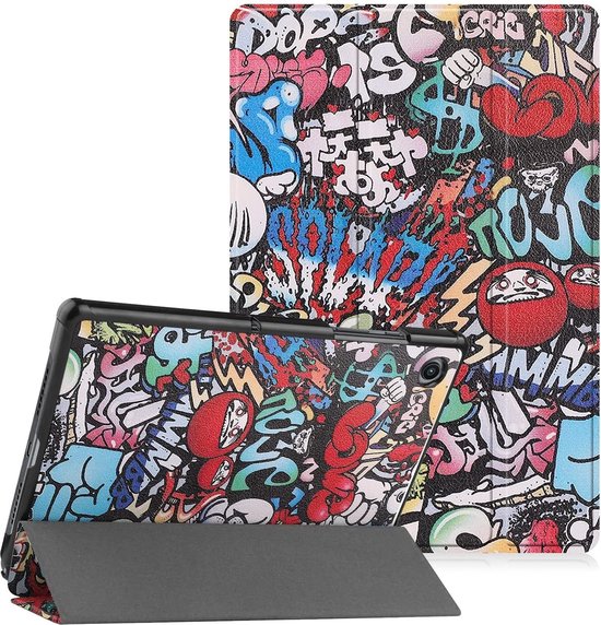 Étui pour tablette avec impression graffiti, semi-ouvert en mode portrait, avec l'étui fermé à côté.