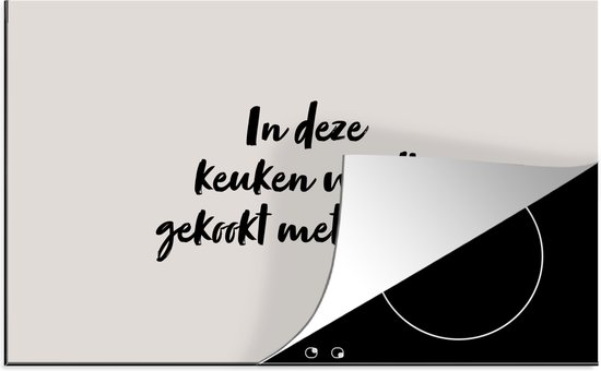 KitchenYeah® Inductie beschermer 85x52 cm - Spreuken - In deze keuken wordt gekookt met liefde - Quotes - Liefde - Koken - Kookplaataccessoires - Afdekplaat voor kookplaat - Inductiebeschermer - Inductiemat - Inductieplaat mat